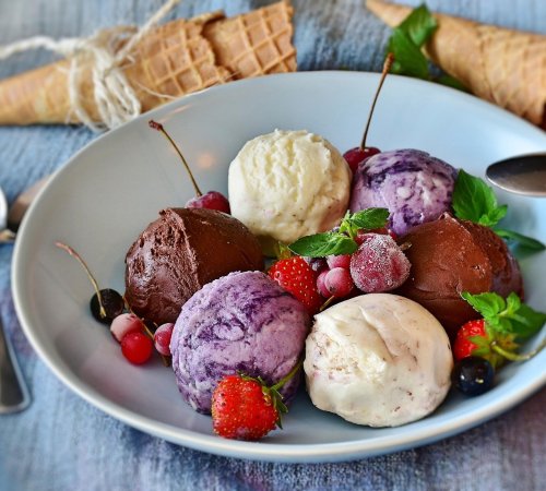 Zdrowe lody owocowe w pucharku